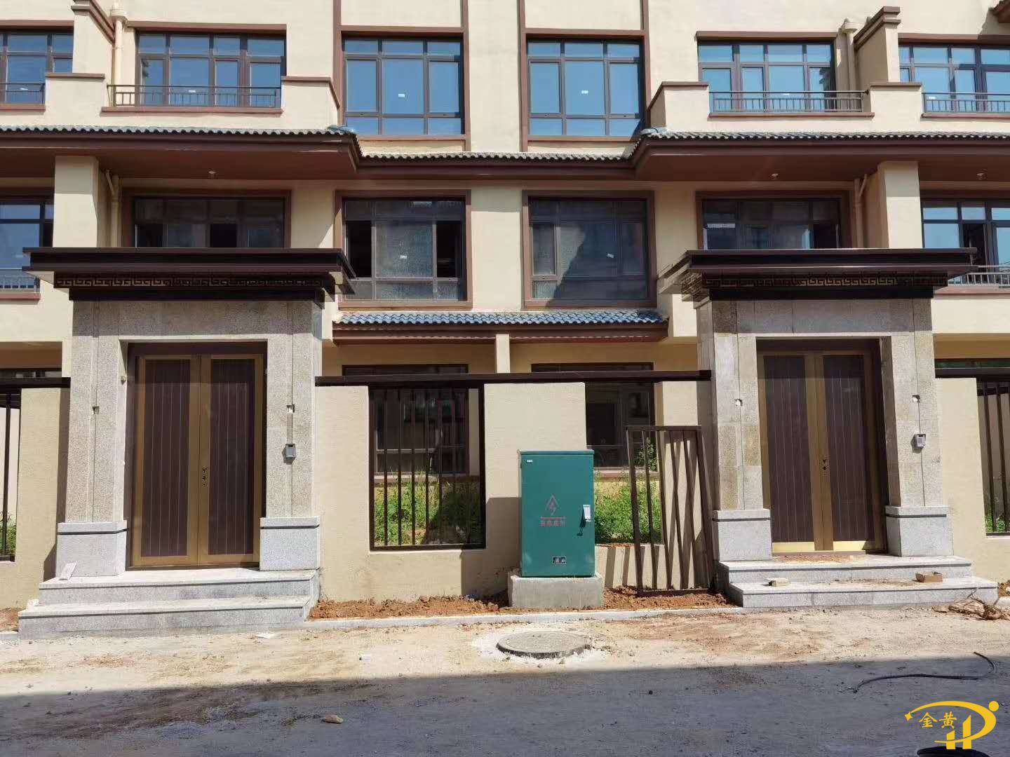 山東煙臺山湖大院別墅銅門工程現場安裝